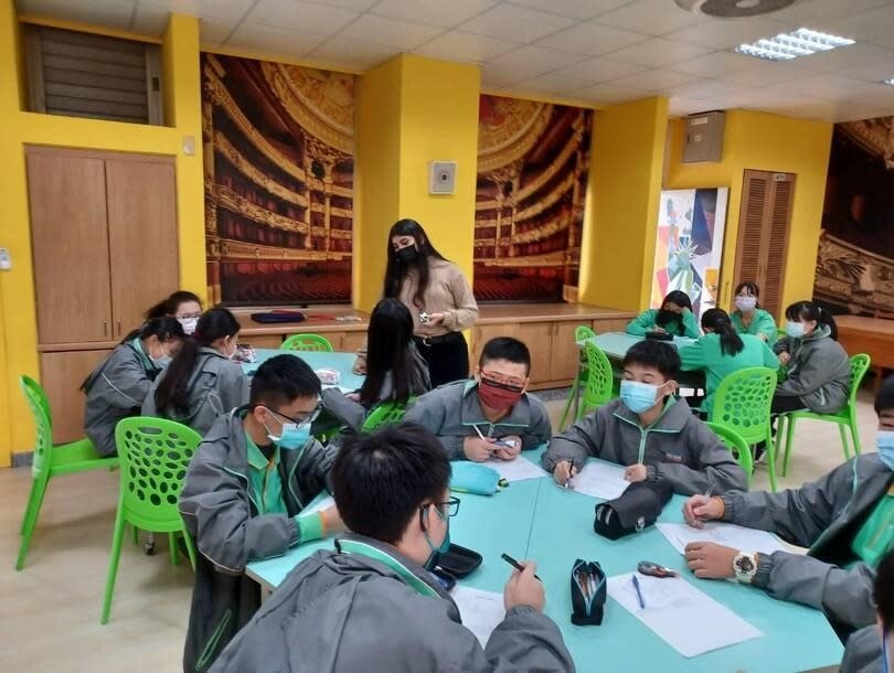 Ministry of Foreign Affairs Taiwan Scholarship recipient from Belize, Asia Natalia Gilharry (standing), at nearby school to introduce Belizean culture to Taiwanese school students.