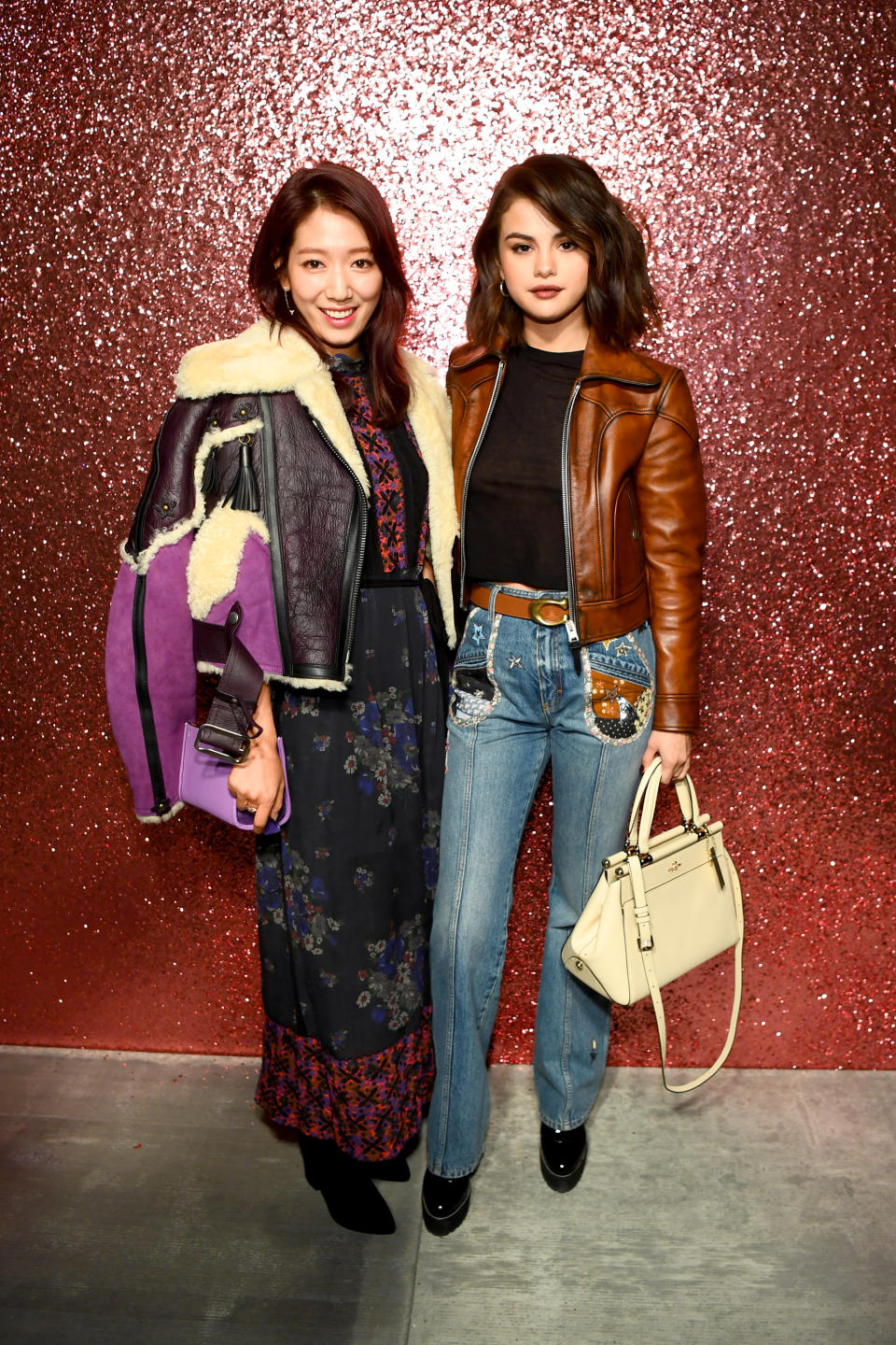 <p>Selena Gómez, quien ya vive con su novio The Weeknd en un apartamento lujoso en Greenwich Village, en la Gran Manzana, asistió anoche al desfile de Coach 1941 en la Semana de la Moda de Nueva York y lució preciosa con este look muy urbano de jeans y chaqueta de cuero/Getty Images </p>