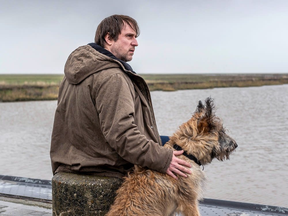 "Sörensen hat Angst": Sörensen (Bjarne Mädel) mit Hund Cord vor dem nordfriesischen Wattenmeer. (Bild: WDR Kommunikation/Redaktion Bild)