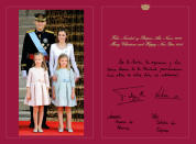 <p>La tarjeta de 2014 fue la primera de Felipe VI y Letizia como reyes de España. La fotografía que escogieron, de hecho, fue tomada el día de la proclamación real. (Foto: <a rel="nofollow noopener" href="http://www.casareal.es/ES/ArchivoMultimedia/Paginas/archivo-multimedia_galerias-de-fotos.aspx" target="_blank" data-ylk="slk:Casa de S.M. el Rey;elm:context_link;itc:0;sec:content-canvas" class="link ">Casa de S.M. el Rey</a>). </p>