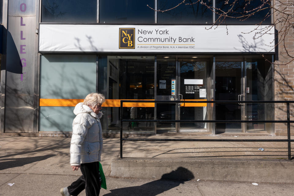 NEW YORK, NEW YORK – 8. FEBRUAR 2024: Die Community Bank of New York steht am 08. Februar 2024 in New York City in Brooklyn.  Die New York Community Bancorp, eine Regionalbank, hat in den letzten acht Tagen etwa 60 % ihres Wertes verloren und wurde von Moody's auf Ramsch herabgestuft.  (Foto von Spencer Platt/Getty Images)