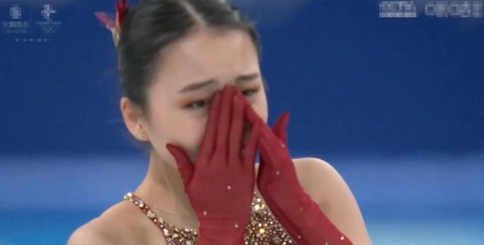 中國女子滑冰選手朱易連2天發生落地失誤摔倒，直接在場上哭了出來。（翻攝自微博）