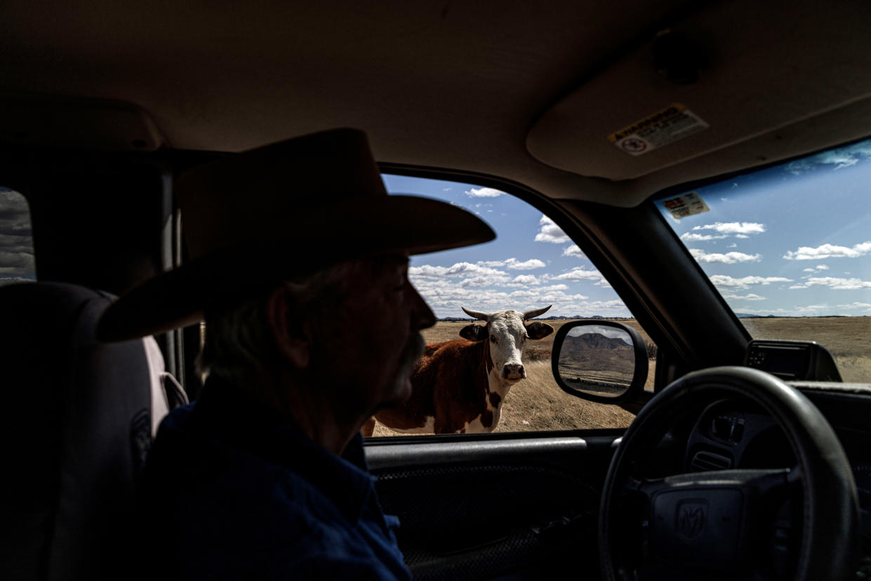 Puerta de la cerca del rancho de George Kelly en Kino Springs, Arizona, próximo a la frontera Estados Unidos-México, el 23 de marzo de 2023. (Adriana Zehbrauskas/The New York Times)
