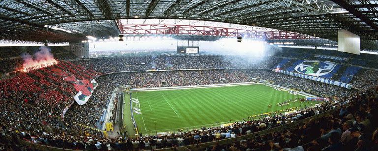 El estadio Giuseppe Meazza, compartido por ambos "dueños": los hinchas de Milan e Inter, que les dan color a las cabeceras