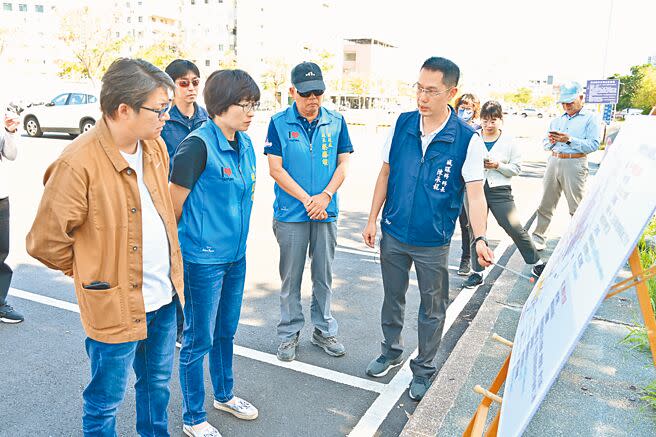 台東市汙水下水道系統第2期3月中旬陸續動工，台東縣長饒慶鈴（中）與立委黃建賓（右）21日前往南京路廣場會勘。（蔡旻妤攝）