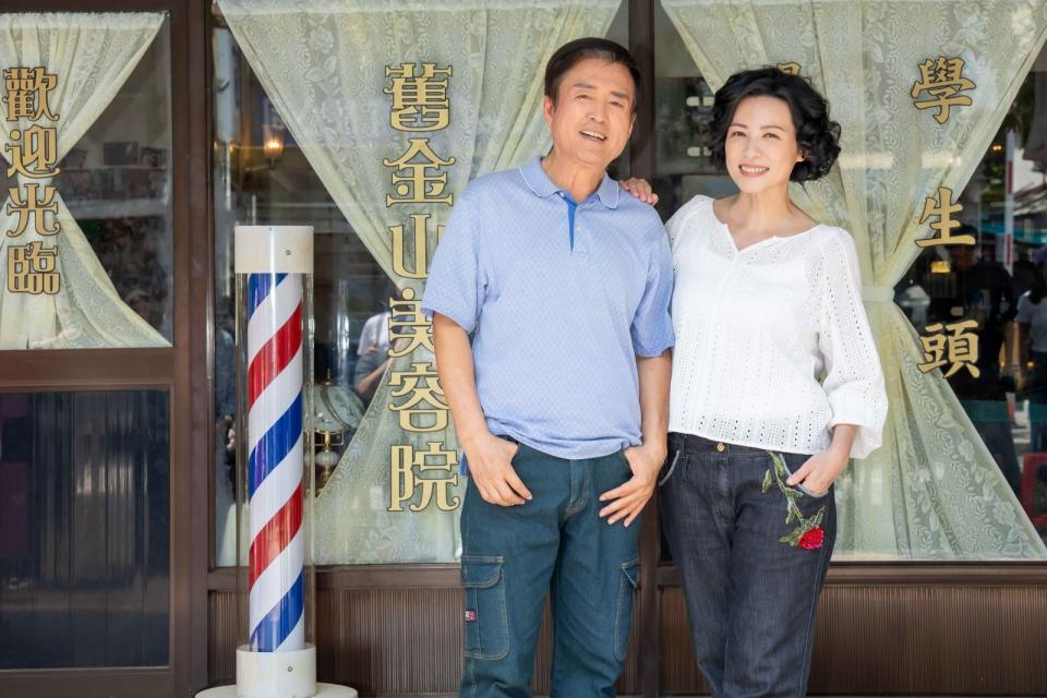 檢場（左）、陳孝萱在《舊金山美容院》中演夫妻。TVBS提供