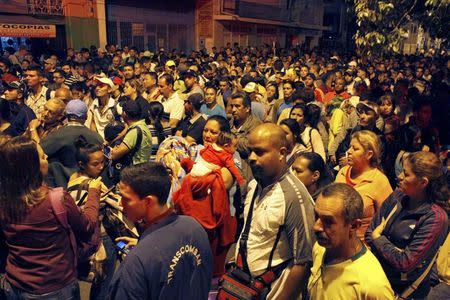 People gather as they attempt to cross the Simon Bolivar international bridge into Colombia at San Antonio del Tachira, Venezuela, August 13, 2016. REUTERS/Carlos Eduardo Ramirez