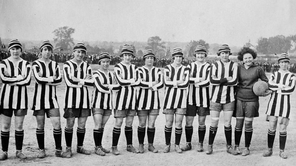 El equipo Dick, Kerr Ladies F.C, posa para una fotografía durante su gira por Norteamérica en 1922. 