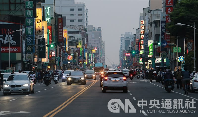 高雄「懸日奇景」失約 上千追日迷撲空大嘆可惜