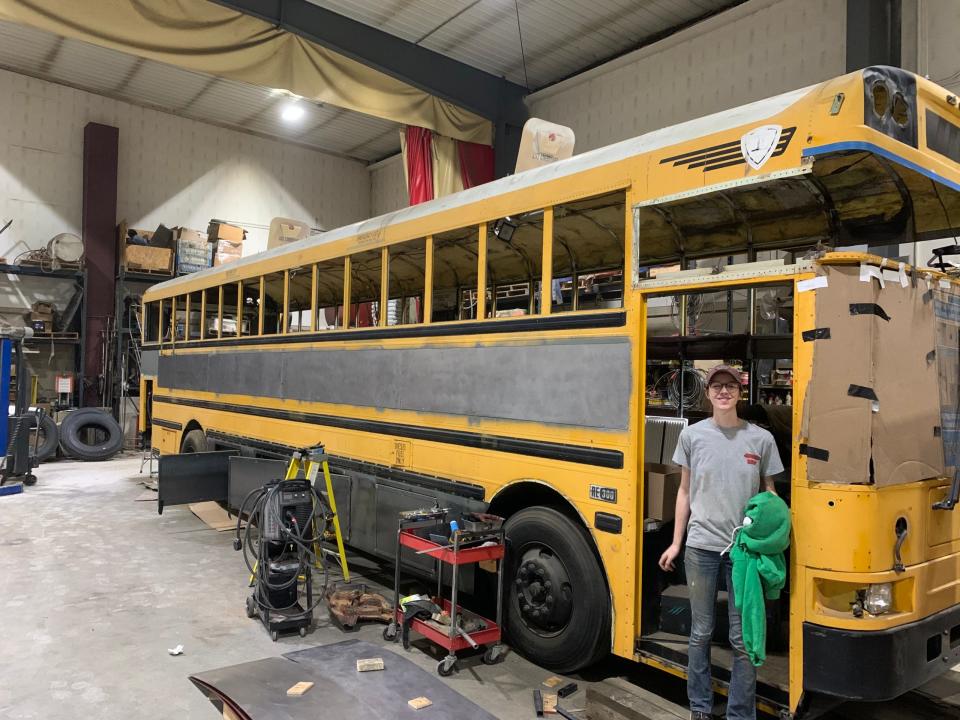 Emily und der Bus. - Copyright: Josh und Emily Scherrer