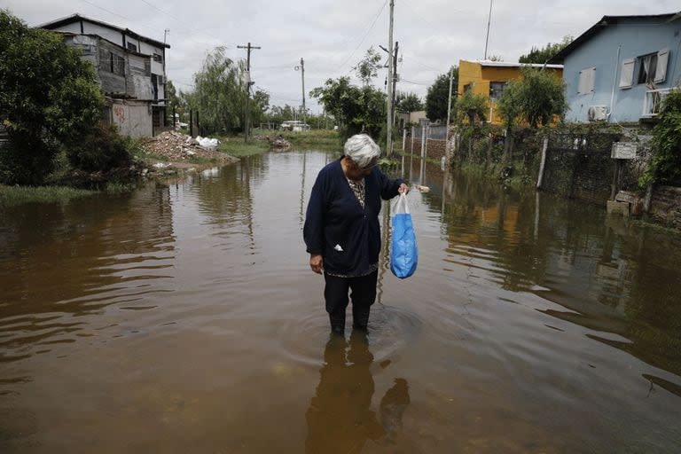 Élida Velasco, de 78 años, tenía la cara hinchada de llorar mientras caminaba por las calles inundadas