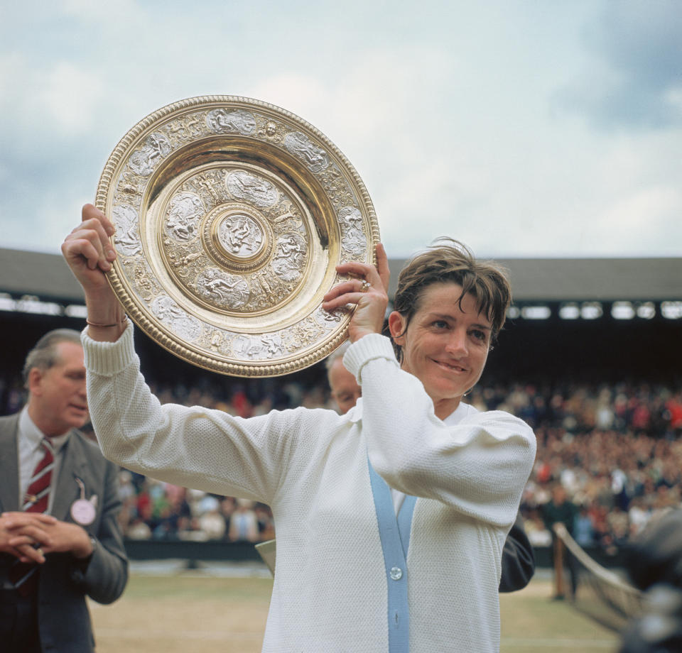 Court con el trofeo de campeona de Wimbledon de 1970. Ganó tres veces sobre la hierba de Londres y un total de 24 Grand Slams. (Foto: Hulton-Deutsch Collection / CORBIS / Getty Images).