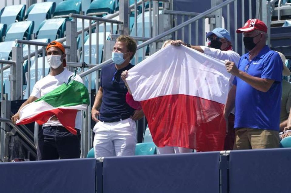 邁阿密網賽男單決賽，球迷拿著義大利國旗與波蘭國旗為選手加油。（美聯社）