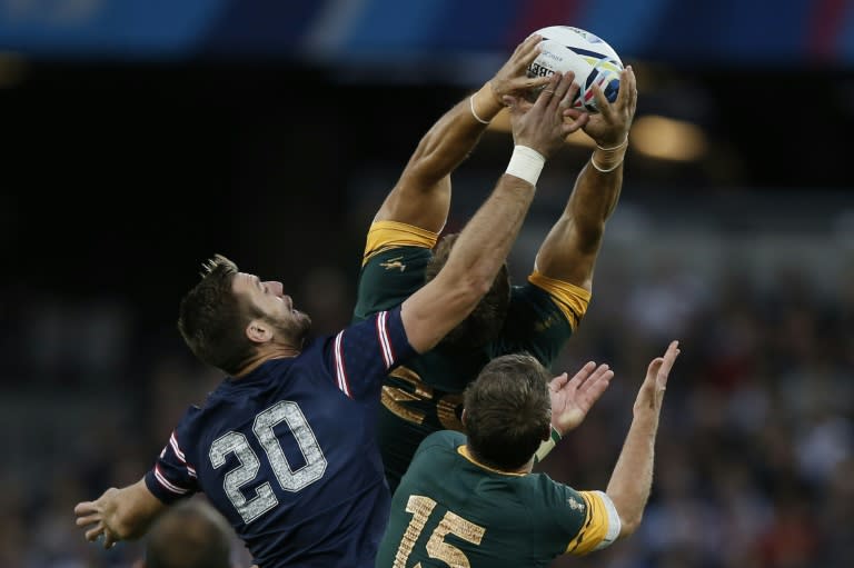 South Africa's Willem Alberts (C) and Willie le Roux (R) jump for the ball with US back row forward Cameron Dolan (L) during a Pool B match of the 2015 Rugby World Cup at the Olympic Stadium, east London, on October 7, 2015