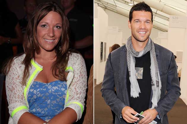 <b>Simone & Michael Ballack</b><br><br>… nach Vollendung des üblichen Trennungsjahres scheiden. So kurz und schmerzlos wie das Ende seiner Karriere als Nationalkapitän 2011 („Ich kann Dinge abhaken: fertig, aus!“) ging der Bruch mit der Mutter seiner Söhne Louis, Emilio und Jordi wohl nicht über die Bühne – in seiner Biografie bezeichnet er Simone als die große Liebe seines Lebens. (Bilder: Getty Images)