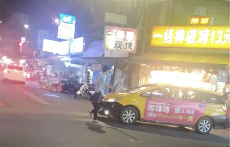 男子不滿遭拒載，竟踹車洩憤。（圖／翻攝畫面）