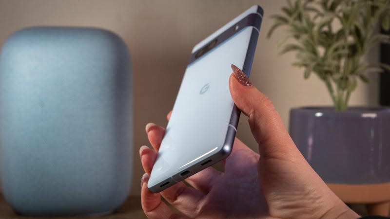 <strong>The Pixel 8a will probably have rounder corners than the Pixel 7a depicted here. </strong> - Photo: Florence Ion / Gizmodo