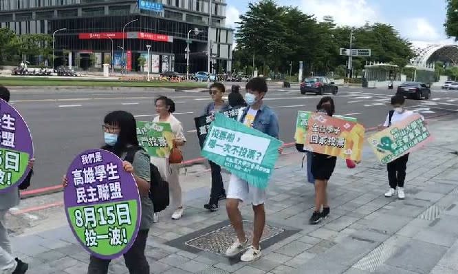 高雄學生領袖在台鋁商場呼籲高雄人815票票入匭。   圖：高雄學生民主聯盟/提供