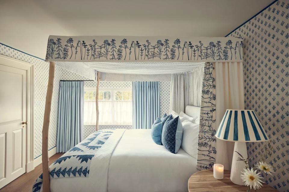 Inky blue accents, bloom-patterned pelmets and four-poster beds adorn The Bell’s bedrooms (The Bell at Charlbury)