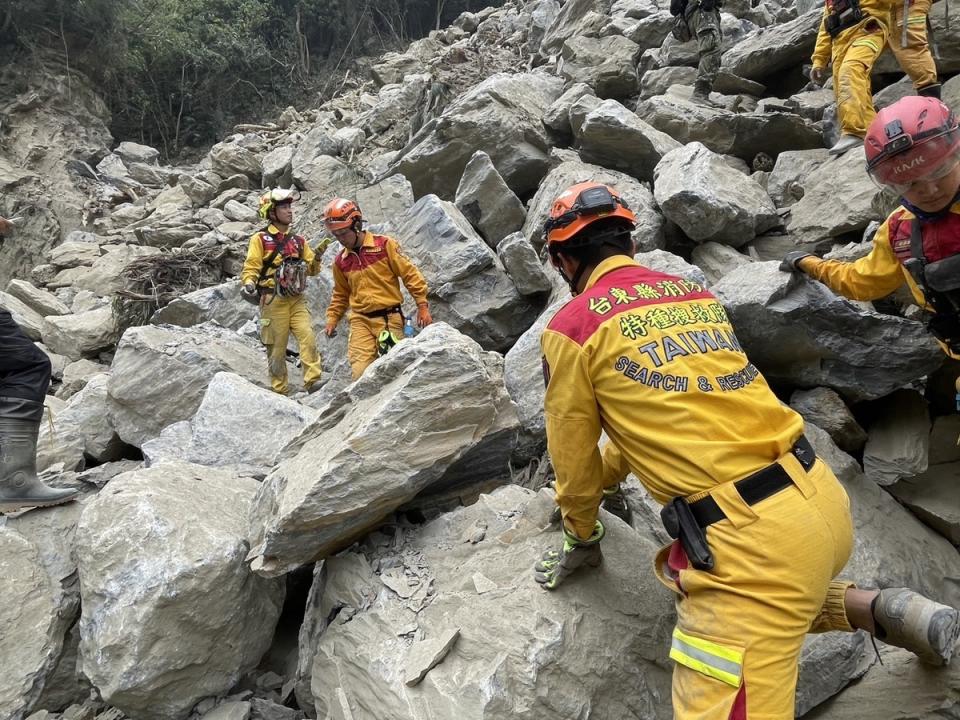 特搜隊於砂卡礑尋獲2人遭土石掩埋，均無生命跡象，目前身分仍待確認。   圖：台東特搜隊提供