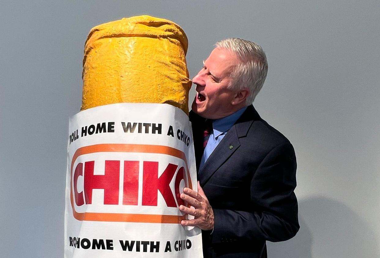 <span>Former deputy prime minister and member for the Riverina Michael McCormack with the giant Chiko Roll made by Chris Roe.</span><span>Photograph: Chris Roe</span>