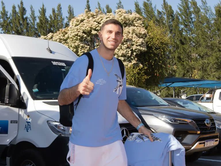 Emiliano 'Dibu' Martínez llegó este lunes al predio de Ezeiza y ya está con la selección argentina