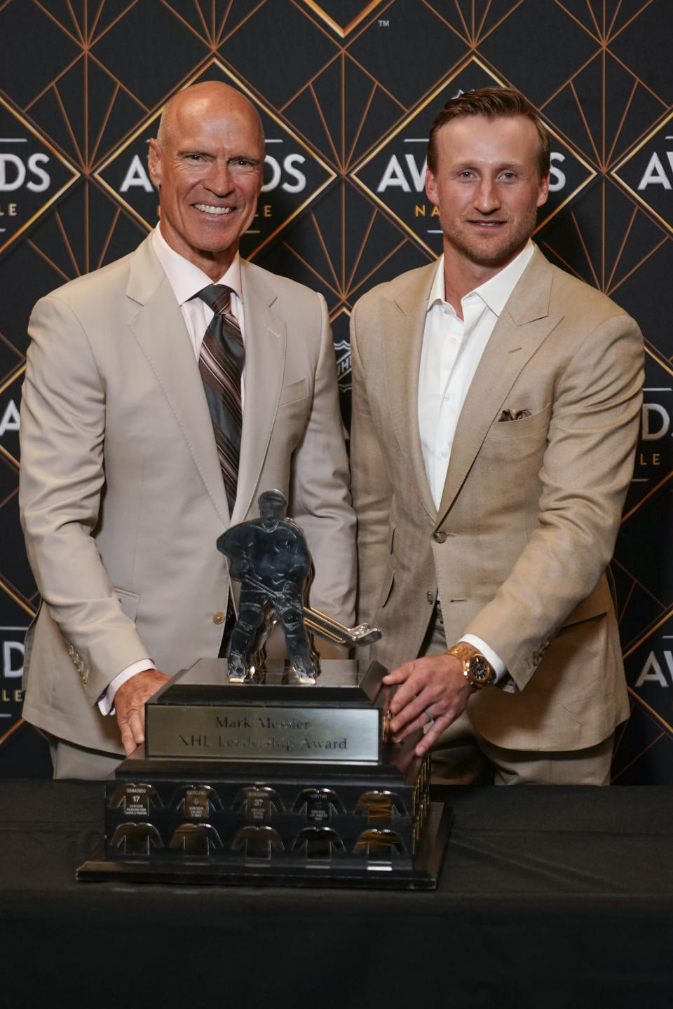 Mark Messier, left, and Tampa Bay Lightning hockey player Steven Stamkos, right, pose after Stamkos won the Messier NHL Leadership Award at the NHL Awards, Monday, June 26, 2023, in Nashville, Tenn. (AP Photo/George Walker IV)