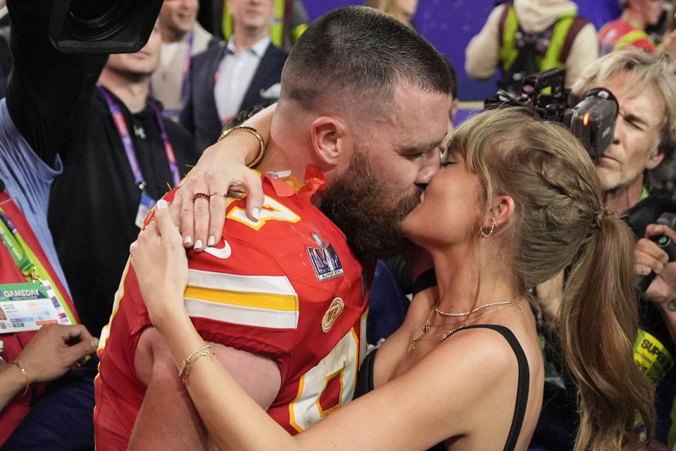 Kansas City Chiefs tight end Travis Kelce (87) kisses Taylor Swift after the NFL Super Bowl 58 football game against the San Francisco 49ers, Sunday, Feb. 11, 2024, in Las Vegas. The Chiefs won 25-22. (AP Photo/John Locher)