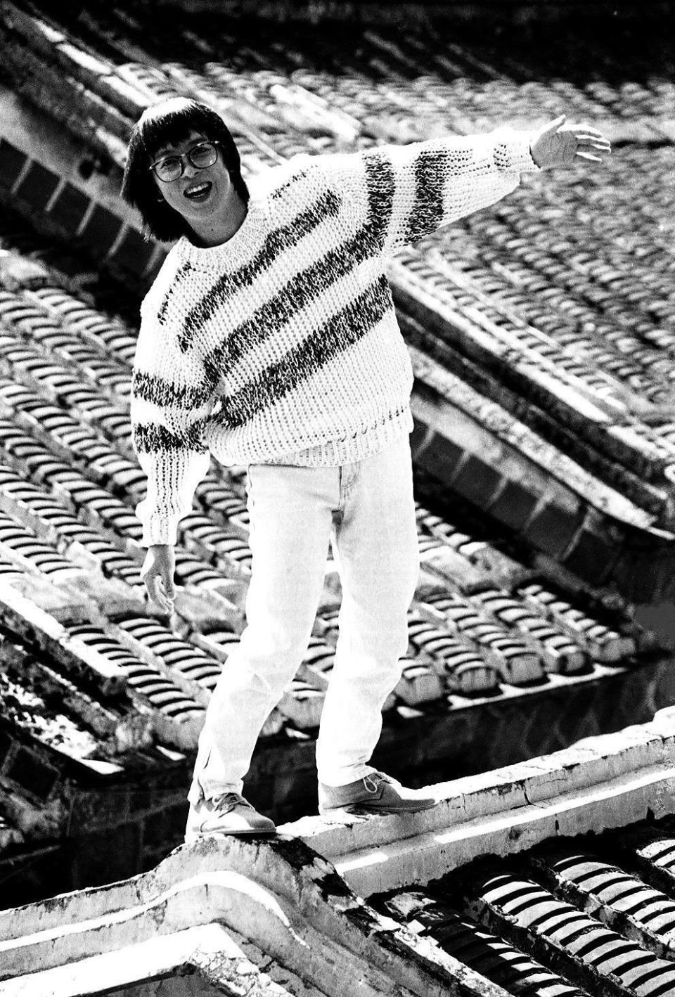 張雨生當年在陽明山租屋處屋頂邊玩邊拍照。（創意大群組提供）