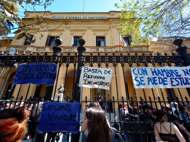 La Escuela Normal Superior en Lenguas Vivas N°2 Mariano Acosta fue la primera tomada por los estudiantes, el 23 de septiembre