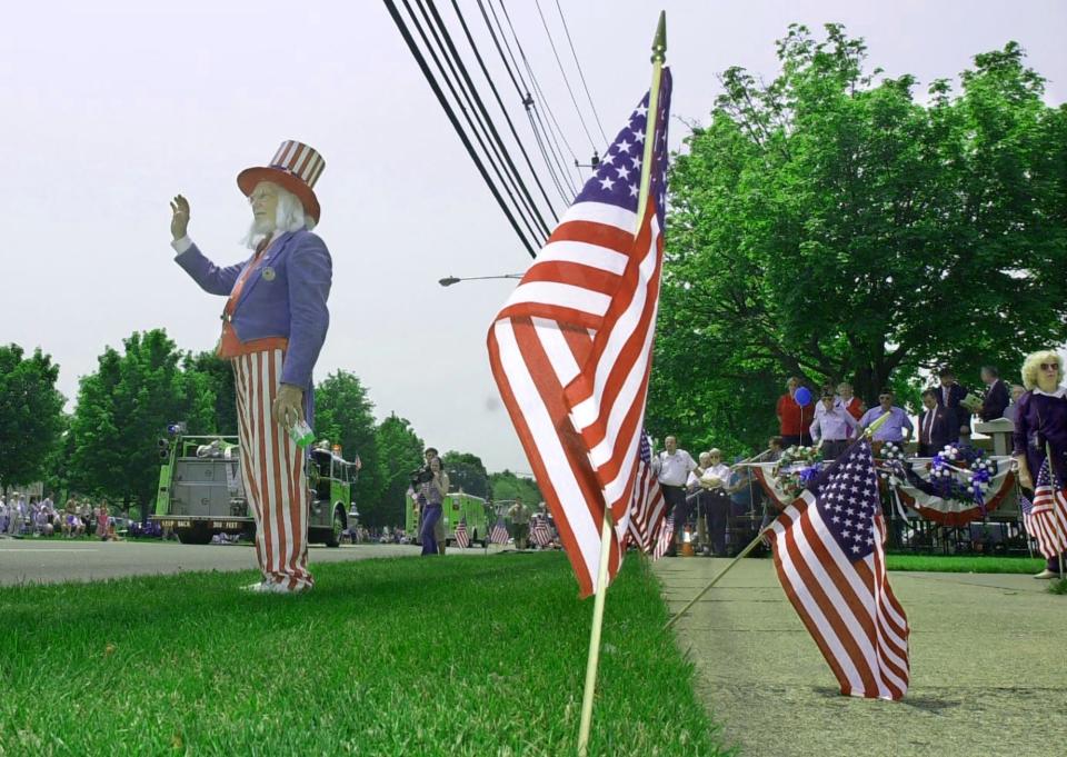 Wayne, N,J,  05-27-02    Memorial Day Parade.   Uncle Sam, aka Art Smith, waves to attendees in the Memorial Day Parade, in Wayne, May 27, 2002.