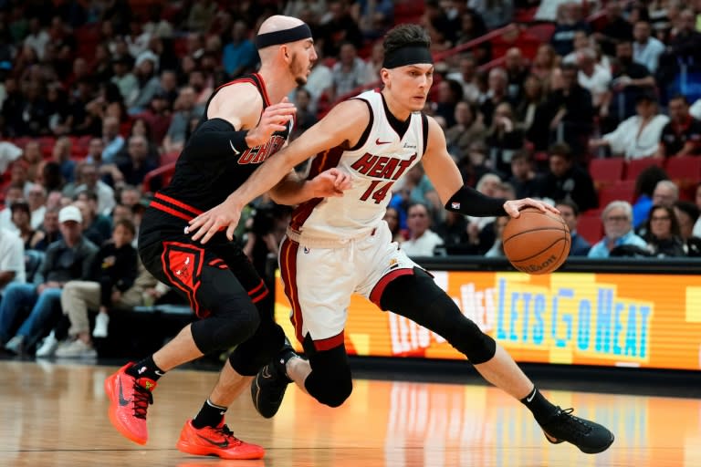 Tyler Herro, du Miami Heat, et Alex Caruso, des Chicago Bulls, au cours du match de barrage des play-ins en NBA le 19 avril 2024 à Miami (Rich Storry)