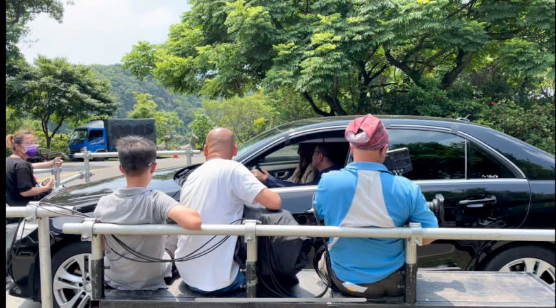 江俊翰跟李又汝為《多情城市》重頭戲，出動特效拖板車。（圖／民視）