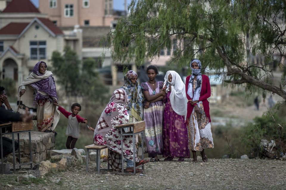 Mujeres tigranas conversan en un campamento para personas desplazadas en Mekele, capital de la región de Tigray, en Etiopía, donde soldados eritreos cometen todo tipo de abusos y violan a las mujeres. (AP Photo/Ben Curtis)