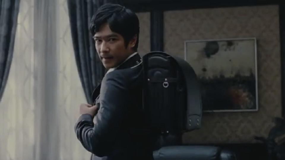日本男星堺雅人揹的書包是成人尺寸。圖／翻攝Deep News