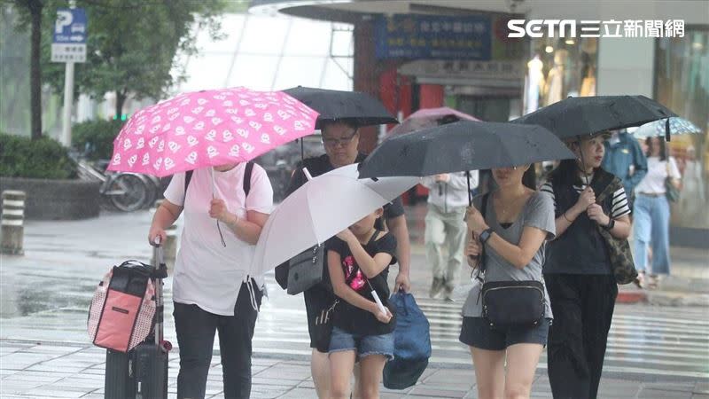 全台各地今日大多晴朗炎熱，高溫達36度，午後山區有強對流發展。（圖／記者邱榮吉攝影）