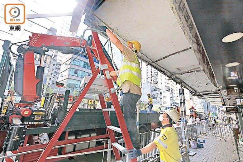 屋宇署安排政府承建商到場加固。（李志湧攝）