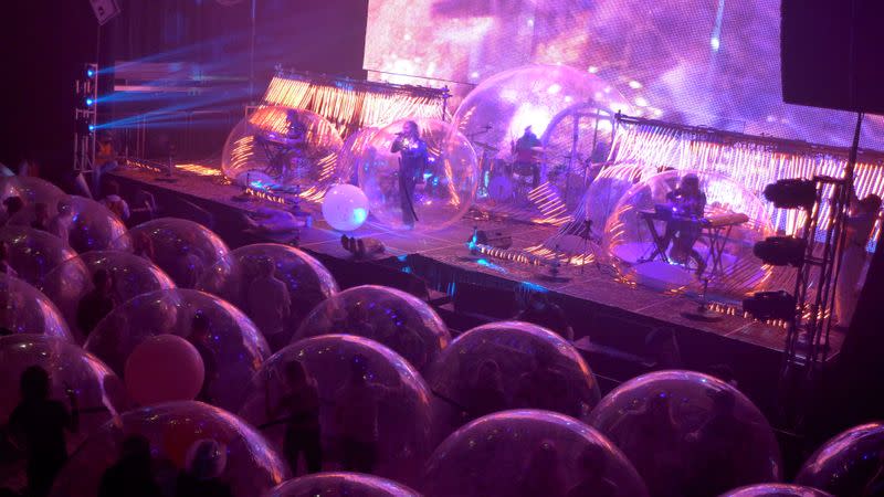 The Flaming Lips ofrece un concierto de "Space Bubble" socialmente distanciado, utilizando burbujas inflables individuales para evitar la propagación de la enfermedad del coronavirus (COVID-19), en el Criterion en Oklahoma City, EEUU