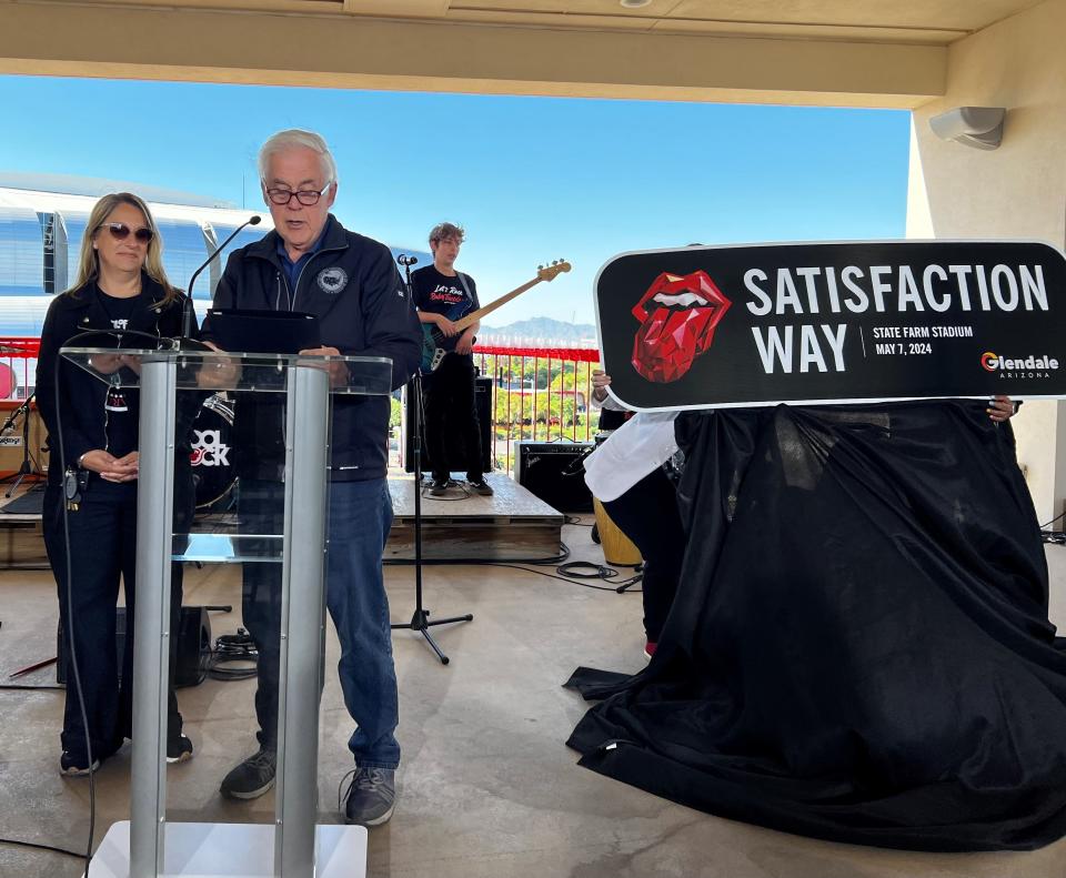 Glendale Mayor Jerry Weiers reads Ruby Tuesday proclamation after the unveiling of Satisfaction Way street sign.