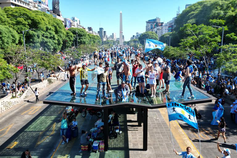 Miles de personas esperan en el Obelisco a la selección campeona del mundo