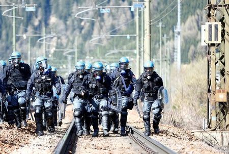 Italian riot police wait for demonstrators during a protest against a plan to restrict access through the Brenner Pass between Italy and Austria, in Brenner, Italy, May 7, 2016. REUTERS/Dominic Ebenbichler