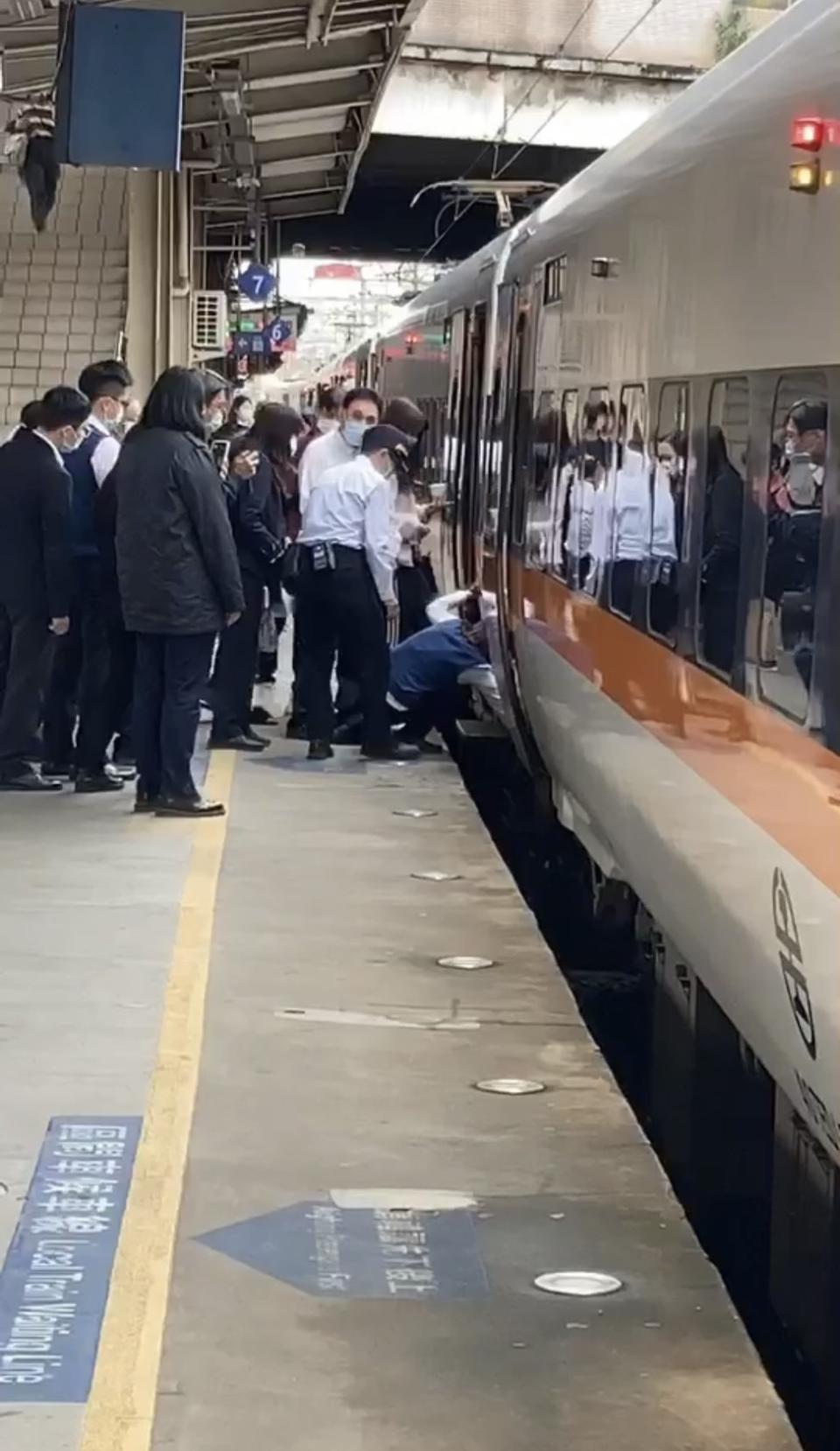 樹林列車長跪地開車門，台鐵回應會檢討處理。（圖／台鐵產業工會 提供）