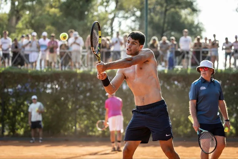 Alcaraz entrenándose en el BALTC, acompañado por Toni Cascales, el emblemático coach de Juan Carlos Ferrero (entrenador principal de Carlitos) 