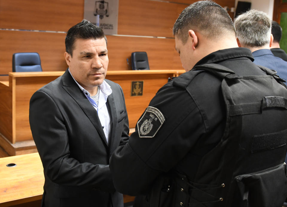 Argentine former boxer Carlos Baldomir (L) have his handcuffs removed at a court in Santa Fe, Argentina on July 31, 2019. Argentine former welterweight world boxing champion Carlos Baldomir was sentenced to 18 years in prison on July 31 for the repeated sexual abuse of one of his daughters, a court in Santa Fe announced. (Photo by Javier Escobar/NurPhoto via Getty Images)