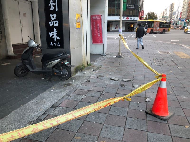 氣溫急遽變化，須留意建物磁磚剝落。（圖／北市建管處提供）