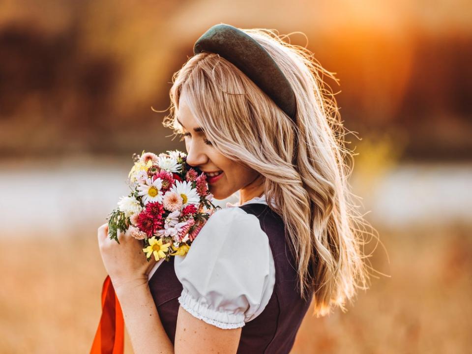 Hat sich in den letzten Jahren zur Wiesn-Trendfrisur entwickelt: Wellige Haare in Kombination mit einem breiten Haarreif. (Bild: bedya/Shutterstock)