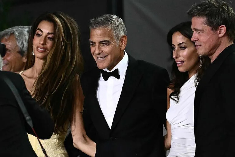 La llegada de Pitt a Venecia causó sensación, y su aparición con George Clooney fue uno de los momentos más esperados: amigos y colegas, el público quería verlos juntos luego de la trilogía de La gran estafa. Pero además, su vida personal también puso los focos sobre él, ya que muchos esperaban un cruce con su ex, Angelina Jolie, algo que no sucedió gracias al director artístico del Festival