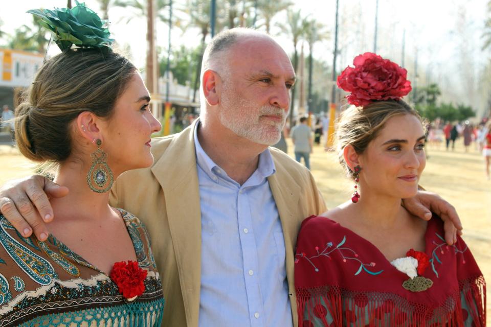 Los anfitriones José, Carlotta &  Inez Andrés en la Feria de Jerez, en José Andrés y familia en España.