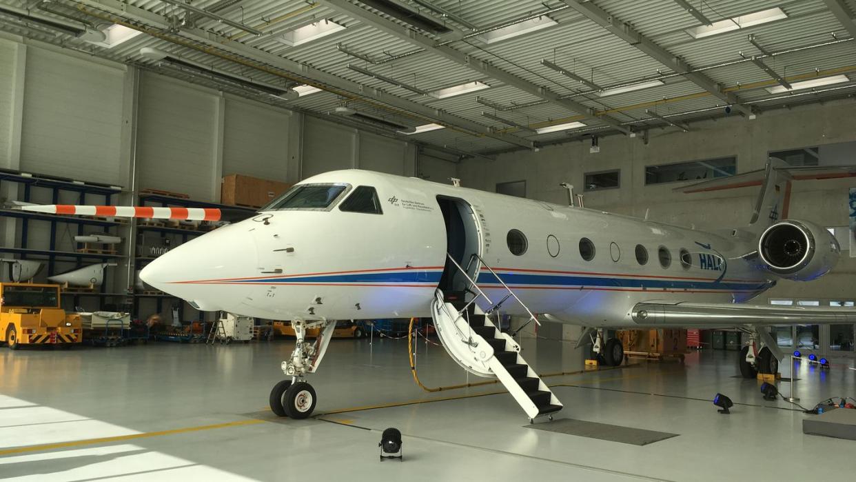 Das Forschungsflugzeug «HALO» steht in einem Hangar.