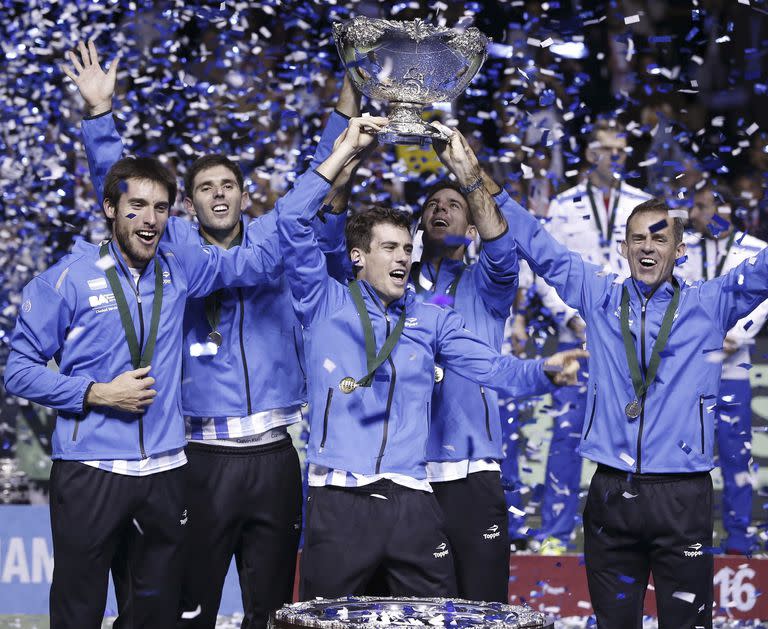 Argentina campeon de la copa davis, Leonardo Mayer, Juan Martin Del Potro, Guido Pella, Daniel Orsanic, Federico Delbonis 

Santiago Filipuzzi
16

